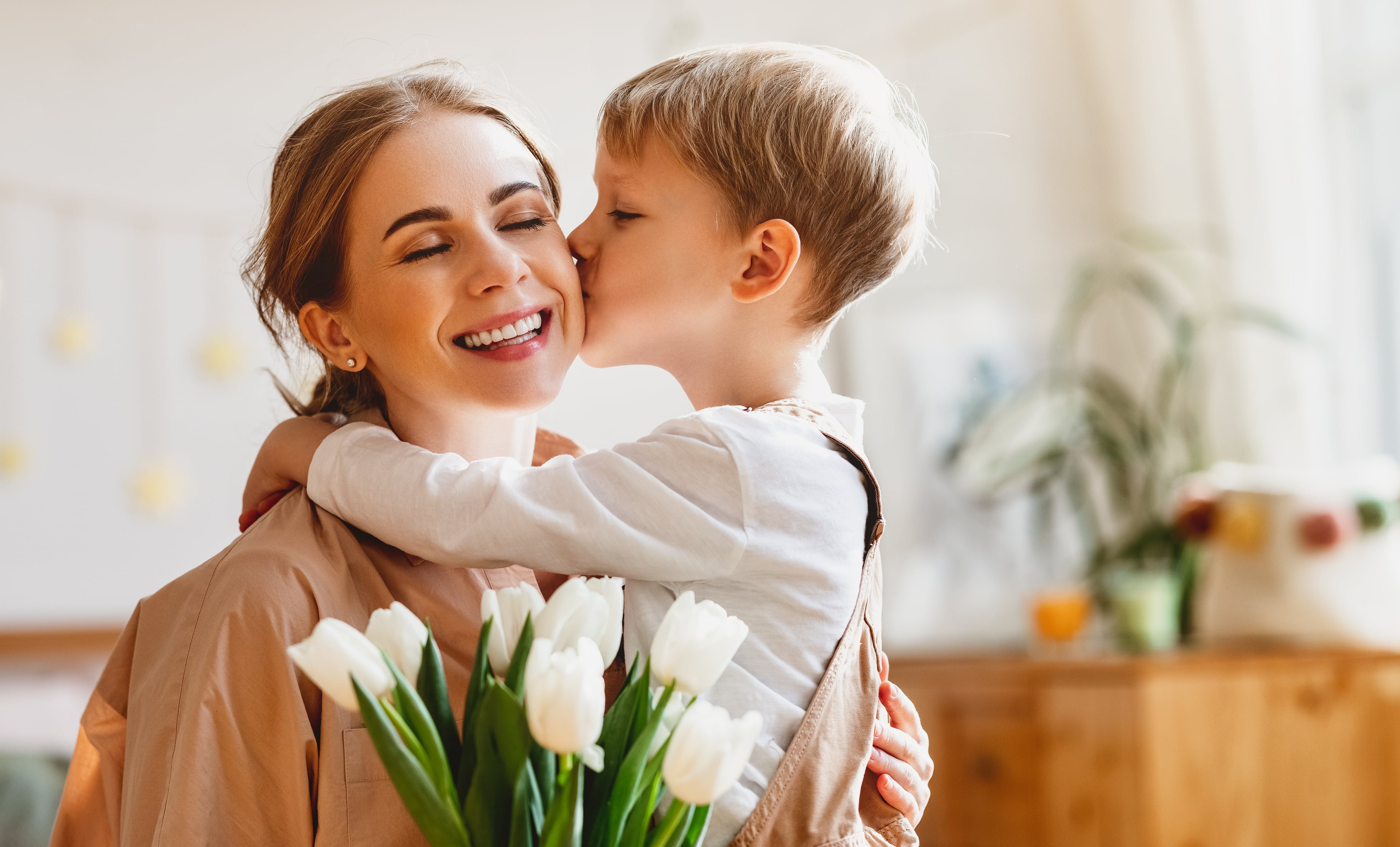 Mãe abraçando seu filho com carinho — acolhimento Be4Hope